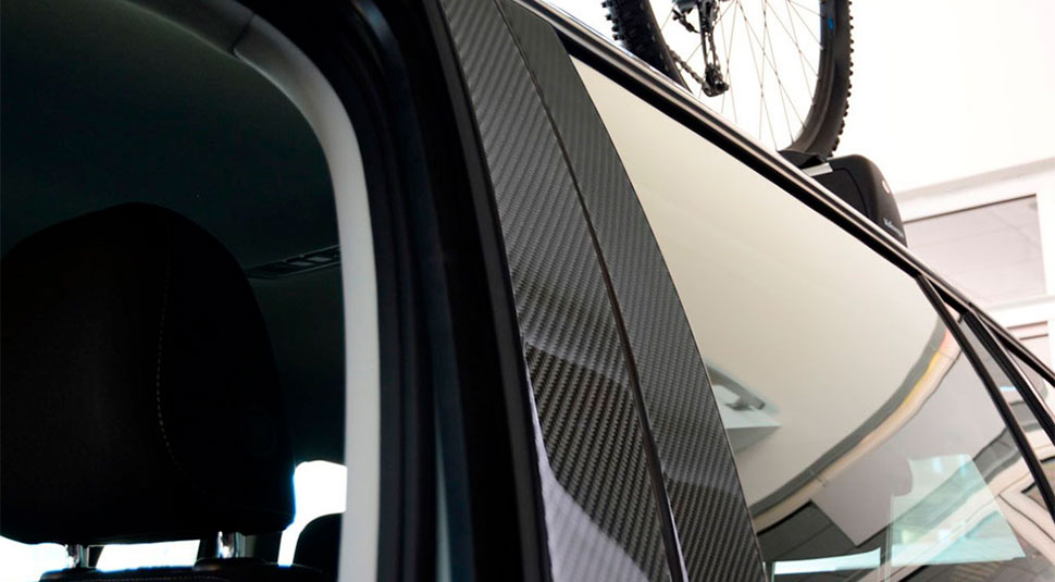 Оклейка стоек дверей карбоном